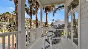 House, 4 Bedrooms | Balcony