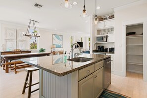 Casa, 4 quartos | Cozinha privada | Cafeteira/chaleira, geladeira, fogão, torradeira