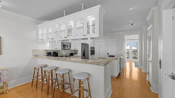 House, 4 Bedrooms | Private kitchen | Fridge, oven, coffee/tea maker, toaster