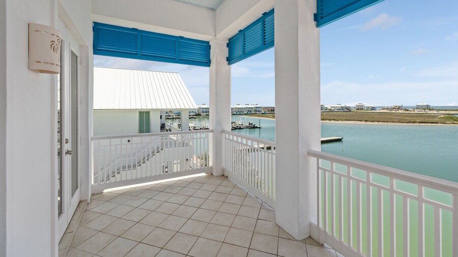 Avalon - Townhouse At The Shores 4 Bedroom Home by RedAwning