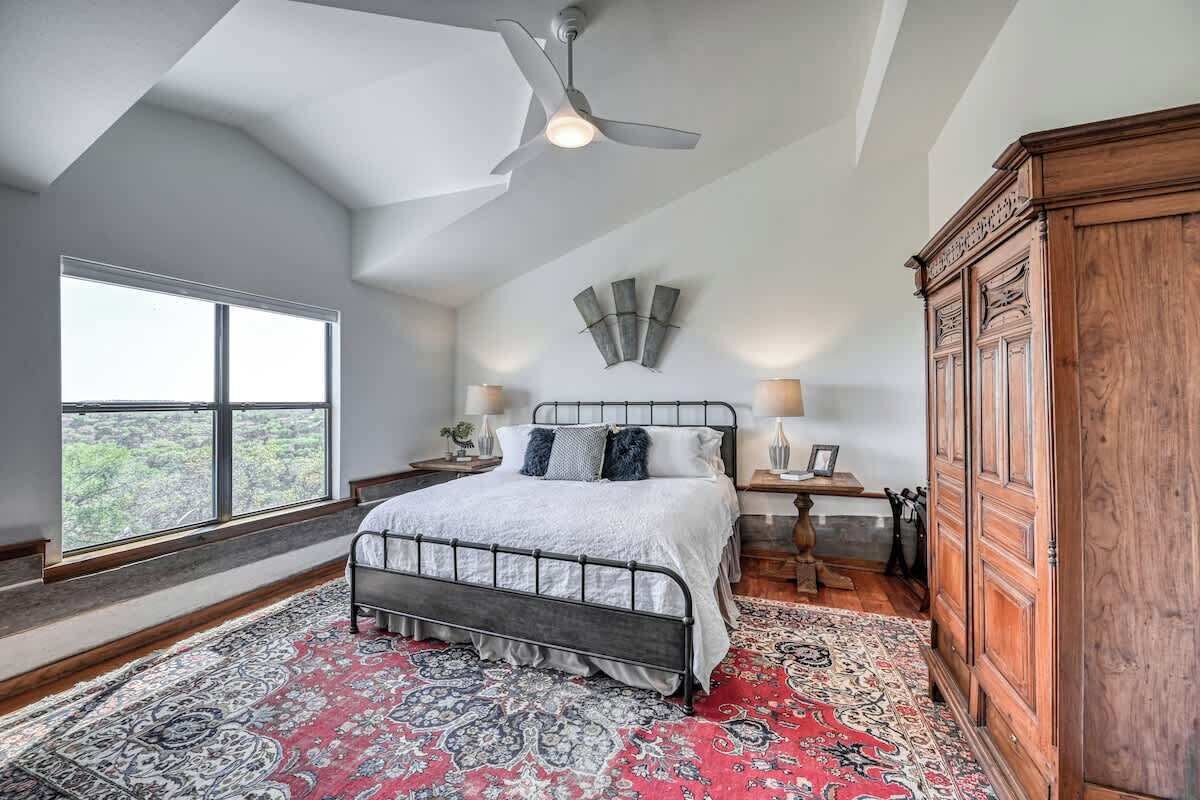 House, Multiple Beds, Hot Tub (315 Deer Rd Combo) | 4 bedrooms, individually decorated, individually furnished, bed sheets