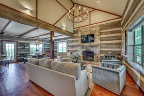 Nhà, nhiều giường, bồn tắm nước nóng (315 Deer Rd Combo) | Khu phòng khách | Lò sưởi