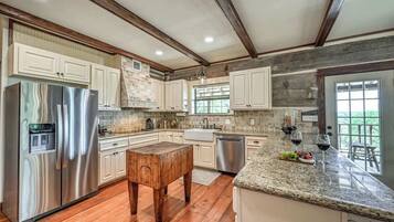 Casa, varias camas, bañera de hidromasaje (315 Deer Rd Combo) | Cocina privada | Cafetera o tetera