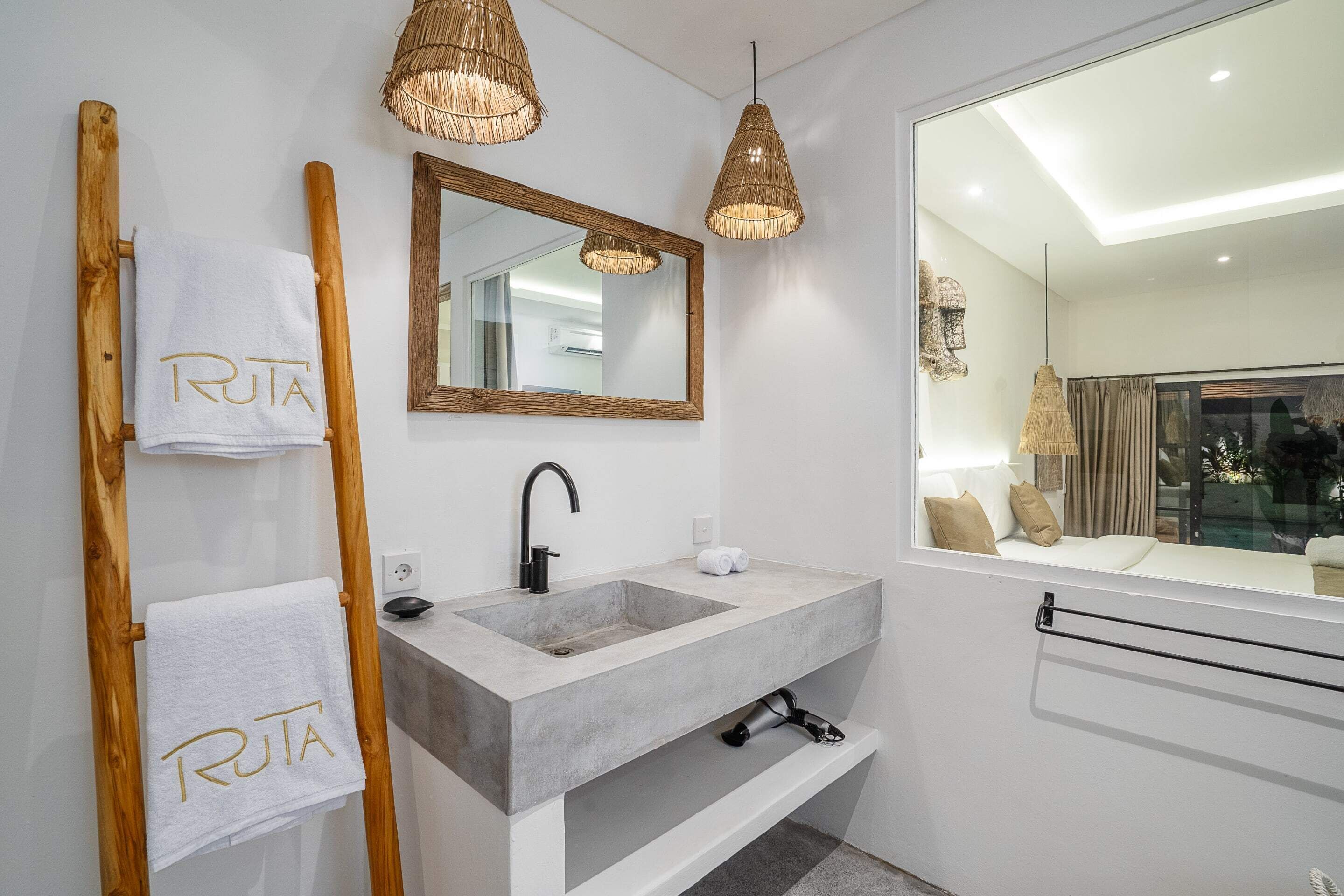 Ducha, secador de pelo, toallas, jabón