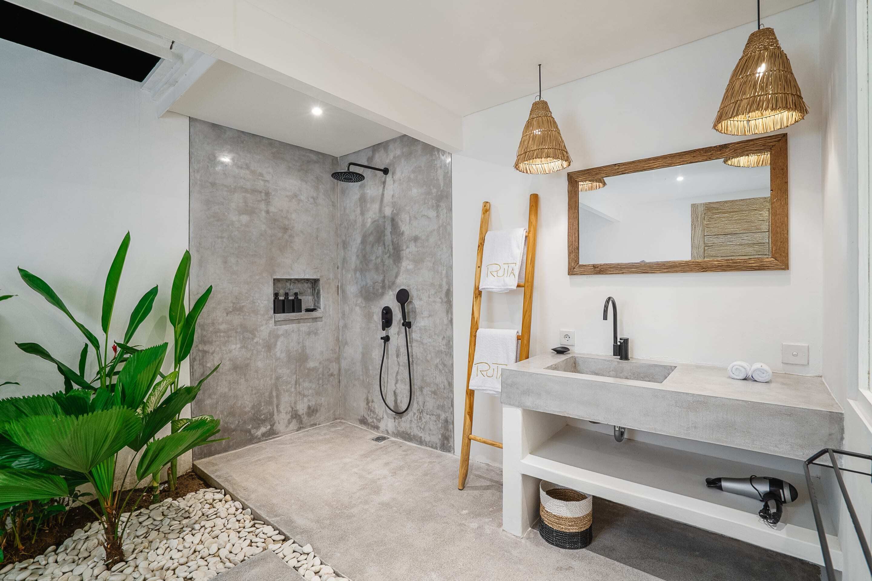 Villa básica, varias camas | Baño | Ducha, secador de pelo, toallas y jabón