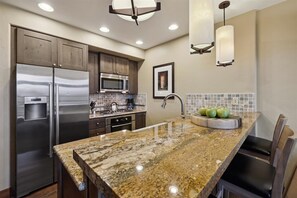 Condo, 1 habitación | Cocina privada | Refrigerador, horno y cafetera y tetera