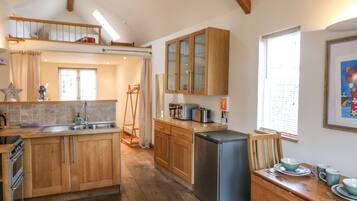 Cottage | Private kitchen | Fridge, electric kettle, toaster, cookware/dishes/utensils