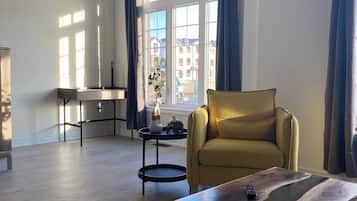 House, 4 Bedrooms, Balcony | Living area