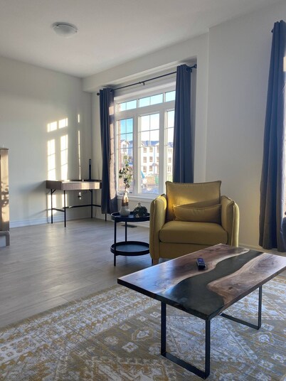 Luxurious Town House With x2 Cars Garage No01