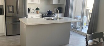 Luxurious Town House With x2 Cars Garage No01