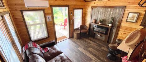 Casa, varias camas, patio | Área de sala de estar | Televisión