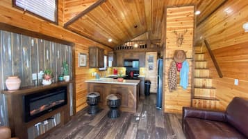 Casa, varias camas, patio | Zona de estar | Una televisión