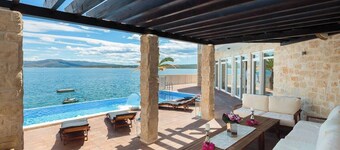 Luxury at Villa Cama - Your Dream Vacation Rental!