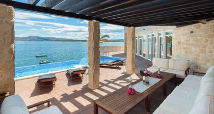 Luxury at Villa Cama - Your Dream Vacation Rental!