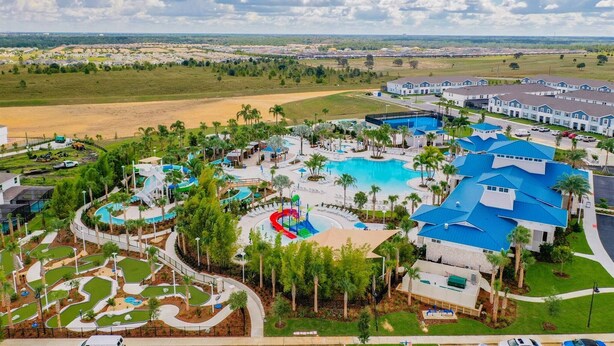 A resort with a large swimming pool, multiple buildings, and a landscaped area with palm trees. - Windsor Island 7br, Free Pool Heat, 5min Walk To L (Davenport)