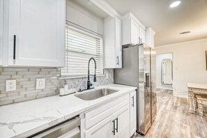 Private kitchen - Stunning Home 3 min to Main With Hot tub and Firepit! (Fredericksburg)