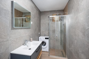 Apartment, 3 Schlafzimmer, eigener Pool, Gartenblick | Badezimmer