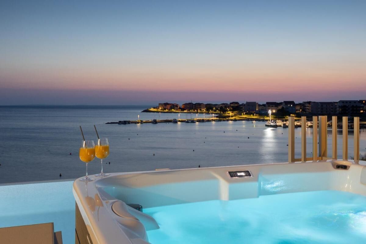 Apartamento, 3 quartos, piscina particular, vista para o jardim | Hidromassagem externa