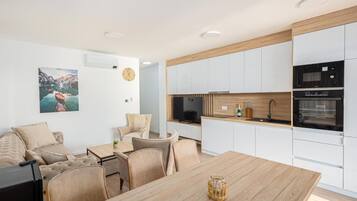 Apartment, 3 Bedrooms, Private Pool, Garden View | Dining