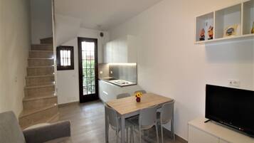 Villa, 2 Bedrooms, Balcony, Garden View | Dining room