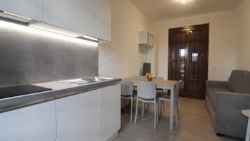 Villa, 2 Bedrooms, Balcony, Garden View | Dining room