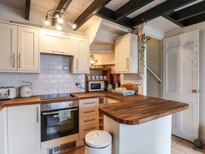 Fridge, electric kettle, toaster, cookware/dishes/utensils - Corner House (Saltburn-by-the-Sea)