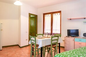 Apartment, Balcony | Dining - Glorious Residence Le Pavoncelle Studio Sleeps 2 (Santa Teresa di Gallura)
