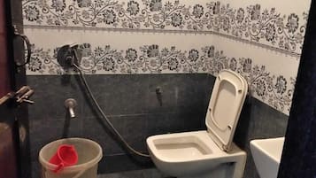 Deluxe-Dreibettzimmer | Badezimmer | Dusche, Handtücher
