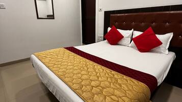 Superior Double Room | Soundproofing, free WiFi, bed sheets