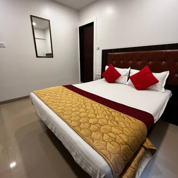 Soundproofing, free WiFi, bed sheets - Hotel Borivali Executive (Mumbai)