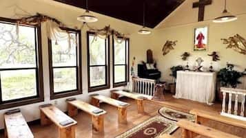 Casa, varias camas, patio (500 Old River Rd) | Interior