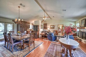 ハウス ベッド (複数台) パティオ (500 Old River Rd) | レストラン