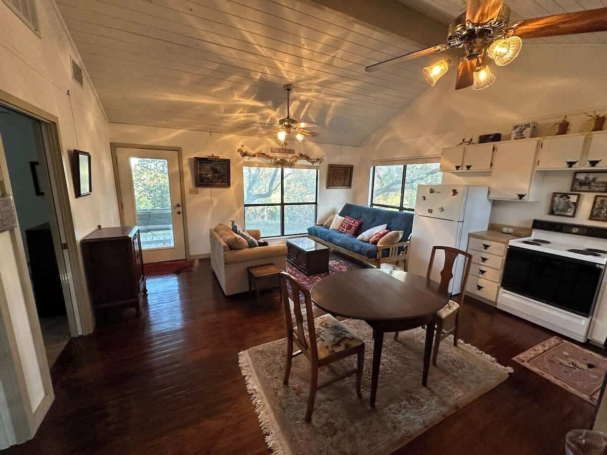 Casa, varias camas, patio (500 Old River Rd) | Área de sala de estar | Chimenea 