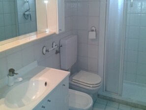 Appartement, 2 slaapkamers, balkon, uitzicht op zee | Badkamer