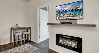 Cozi Cottage With Hot Tub! - 2 Min to Wineries!