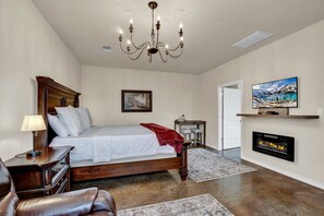 Cottage, 1 King Bed, Hot Tub | 1 bedroom, individually decorated, individually furnished, free WiFi - Cozi Cottage With Hot Tub! - 2 Min to Wineries! (Fredericksburg)