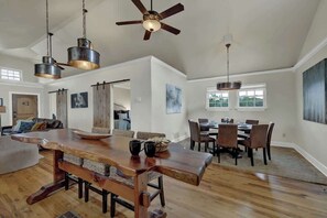 House, Multiple Beds, Hot Tub (430 GH Tr Vaughan) | Dining