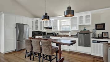 House, Multiple Beds, Hot Tub (430 GH Tr Vaughan) | Private kitchen