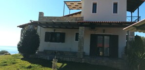 Villa - 3 sovrum - privat pool - utsikt mot bergen | Boendets fasad