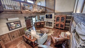 Cabane, 1 très grand lit et 1 canapé-lit, bain à remous (315 Deer Rd Little R) | Coin séjour | Cheminée, station d'accueil MP3