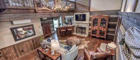 Cabane, 1 très grand lit et 1 canapé-lit, bain à remous (315 Deer Rd Little R) | Coin séjour | Cheminée, station d'accueil MP3