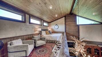 Cabane, 1 très grand lit et 1 canapé-lit, bain à remous (315 Deer Rd Little R) | 1 chambre, décoration personnalisée, ameublement personnalisé