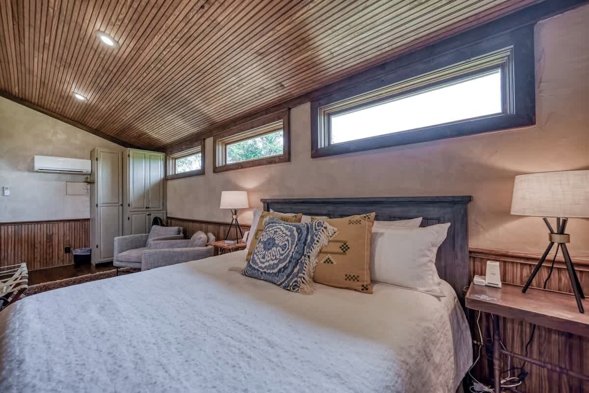 Cabin, 1 King Bed with Sofa bed, Hot Tub (315 Deer Rd Little R) | 1 bedroom, individually decorated, individually furnished, bed sheets