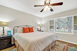 Maison, plusieurs lits, bain à remous (1203 Crenwelge Dr)