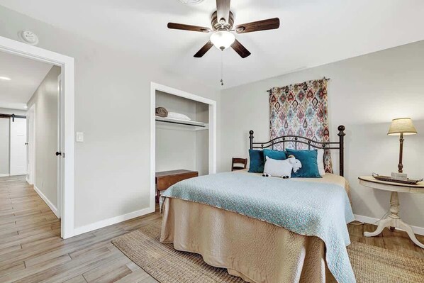House, Multiple Beds, Hot Tub (1203 Crenwelge Dr)