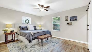 Casa, várias camas, banheira de imersão (1203 Crenwelge Dr) | 4 quartos, individualmente decorados, individualmente mobiliados