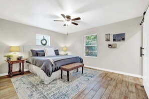 Casa, várias camas, banheira de imersão (1203 Crenwelge Dr) | 4 quartos, individualmente decorados, individualmente mobiliados