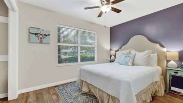 Talo, useita sänkyjä, poreamme (1203 Crenwelge Dr) | 4 makuuhuonetta, yksilöllisesti sisustettu, yksilöllisesti kalustettu