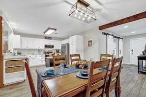 บ้านพัก, หลายเตียง, อ่างน้ำร้อน (1203 Crenwelge Dr) | ร้านอาหาร