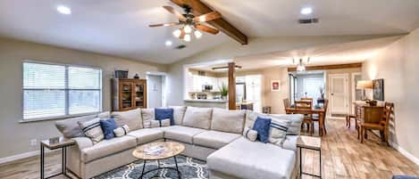 Ferienhaus, Mehrere Betten, Whirlpool (1203 Crenwelge Dr) | Wohnbereich